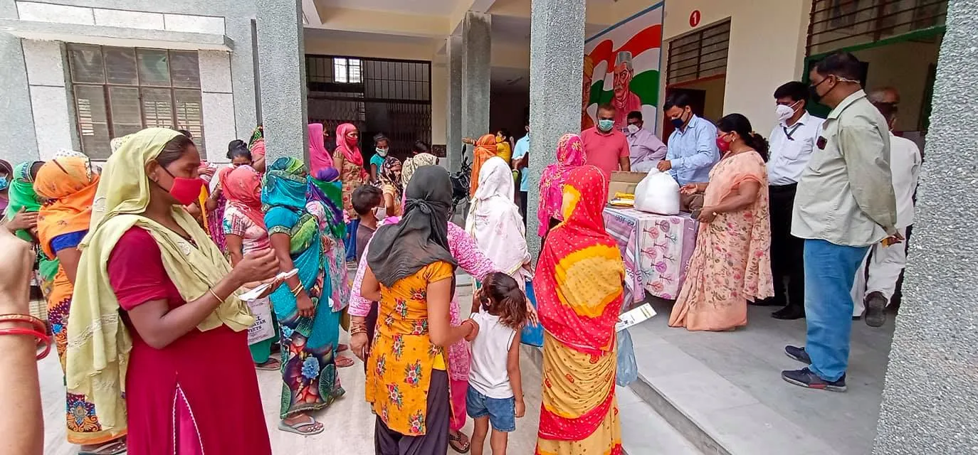 नगली राजापुर एमसीडी स्कूल में राशन किट वितरण — तस्वीर 3 में से 26