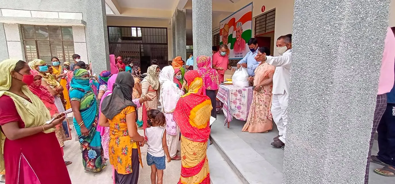 नगली राजापुर एमसीडी स्कूल में राशन किट वितरण — तस्वीर 4 में से 26