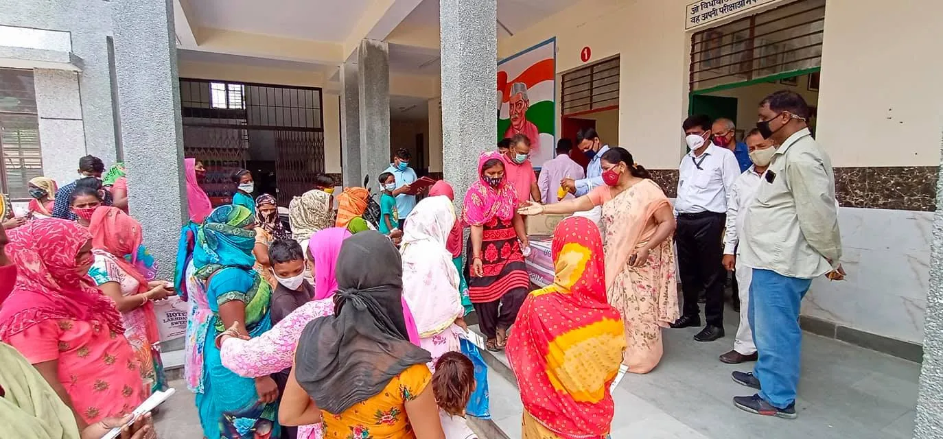 नगली राजापुर एमसीडी स्कूल में राशन किट वितरण — तस्वीर 5 में से 26