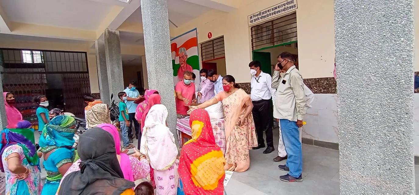 नगली राजापुर एमसीडी स्कूल में राशन किट वितरण — तस्वीर 6 में से 26