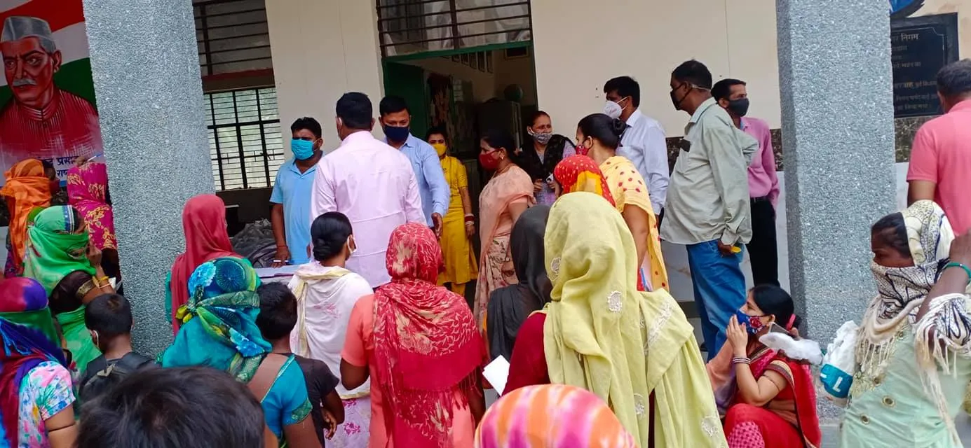नगली राजापुर एमसीडी स्कूल में राशन किट वितरण — तस्वीर 7 में से 26