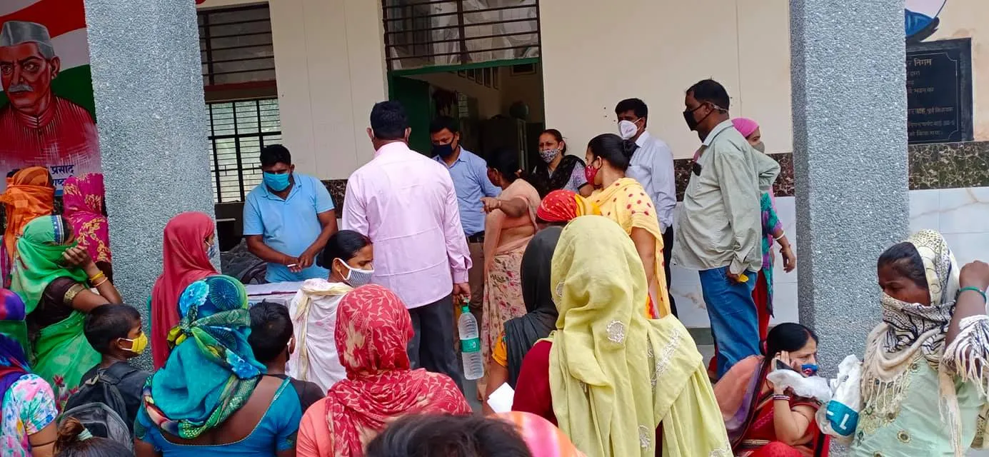 नगली राजापुर एमसीडी स्कूल में राशन किट वितरण — तस्वीर 8 में से 26