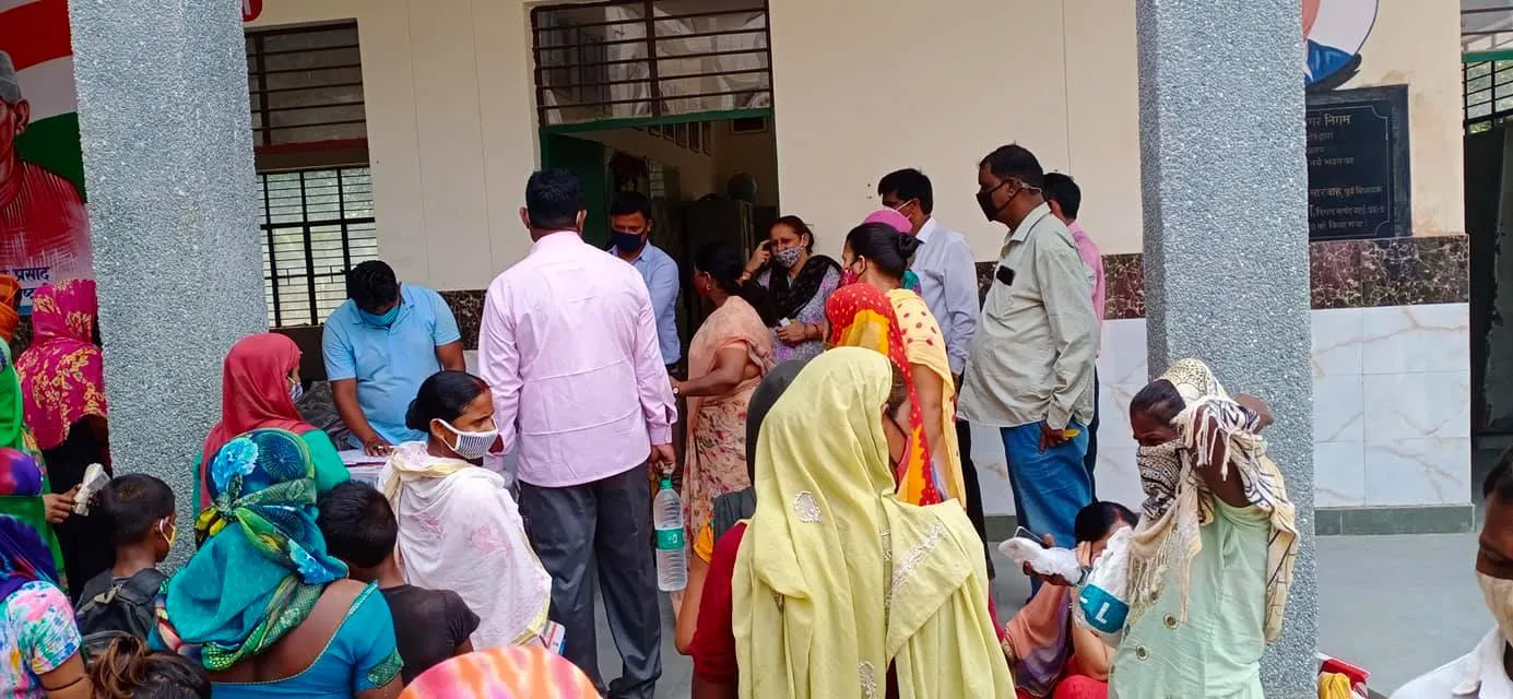 नगली राजापुर एमसीडी स्कूल में राशन किट वितरण — तस्वीर 10 में से 26