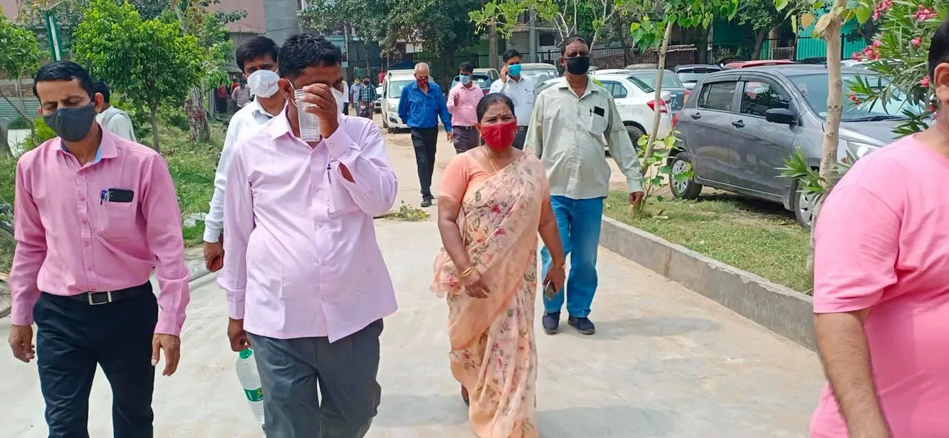 नगली राजापुर एमसीडी स्कूल में राशन किट वितरण — तस्वीर 11 में से 26