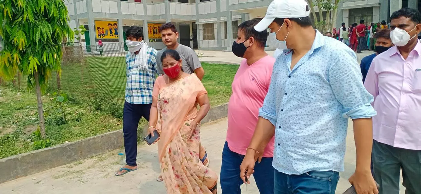 नगली राजापुर एमसीडी स्कूल में राशन किट वितरण — तस्वीर 13 में से 26