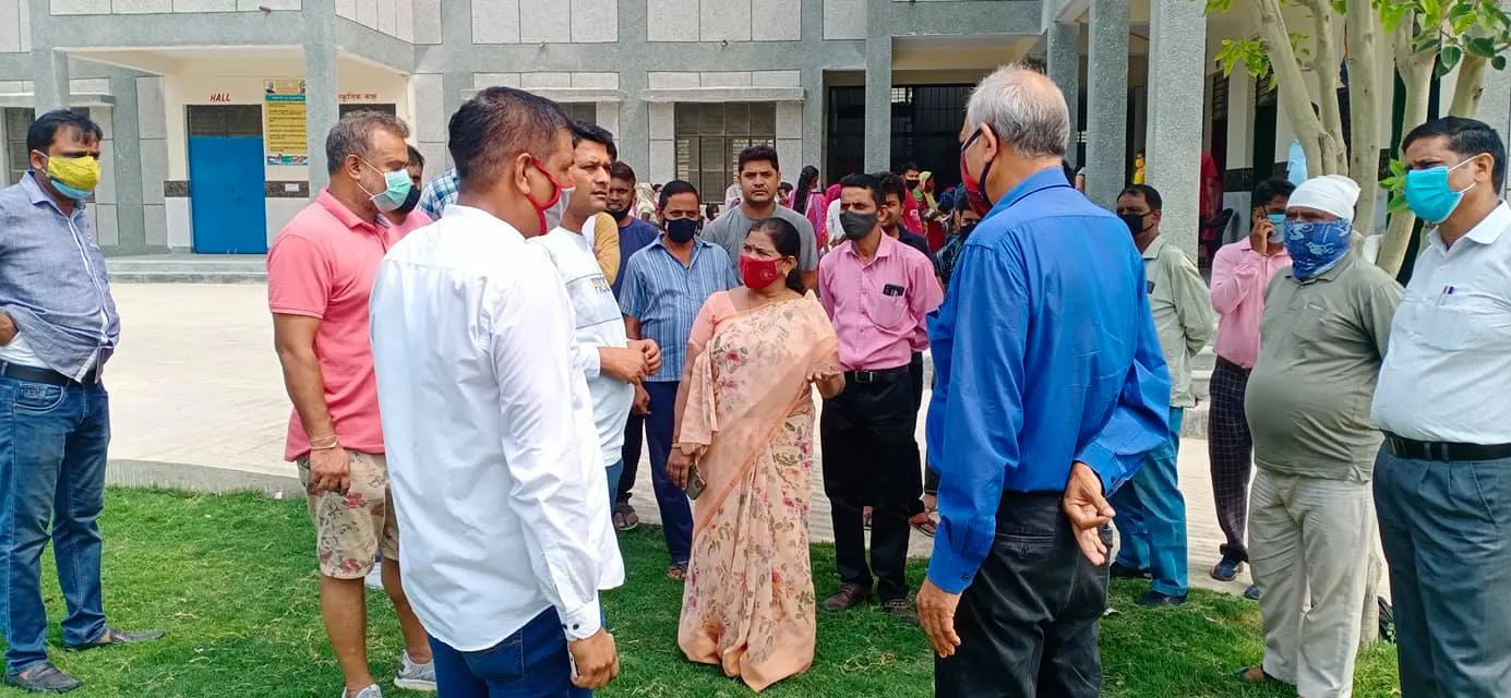 नगली राजापुर एमसीडी स्कूल में राशन किट वितरण — तस्वीर 14 में से 26
