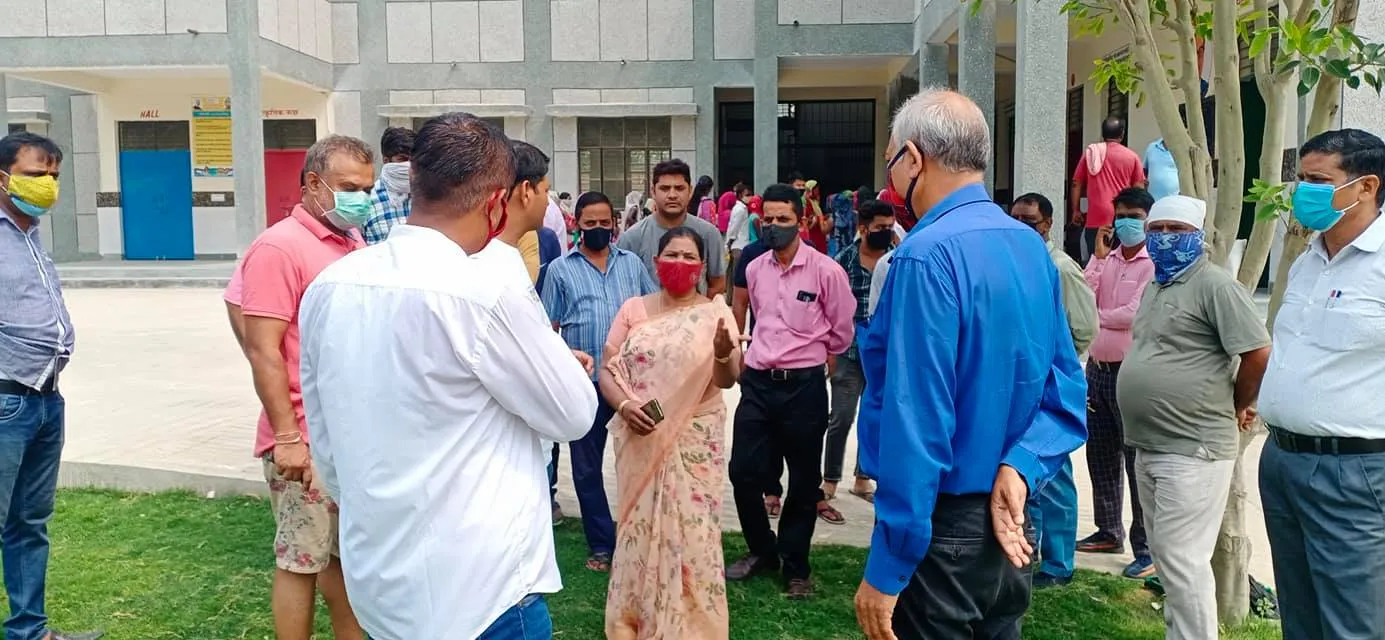 नगली राजापुर एमसीडी स्कूल में राशन किट वितरण — तस्वीर 15 में से 26