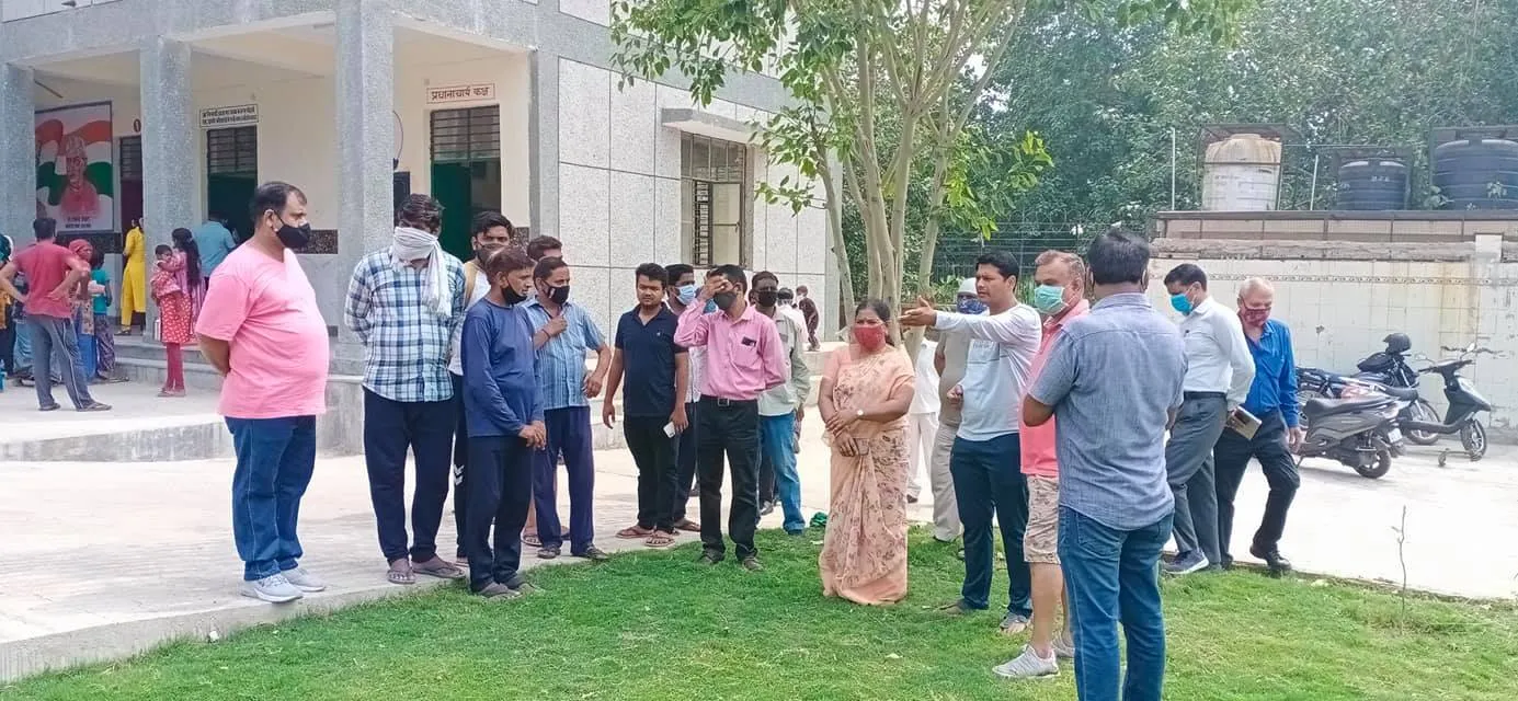 नगली राजापुर एमसीडी स्कूल में राशन किट वितरण — तस्वीर 16 में से 26