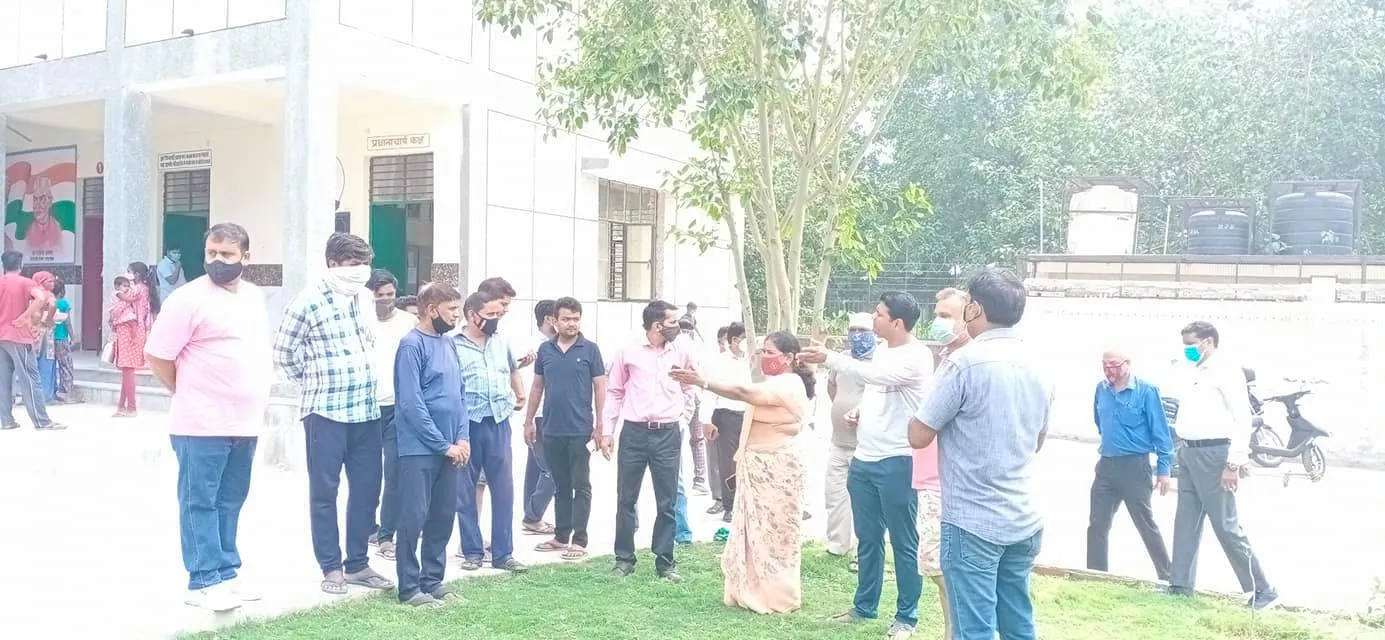 नगली राजापुर एमसीडी स्कूल में राशन किट वितरण — तस्वीर 17 में से 26