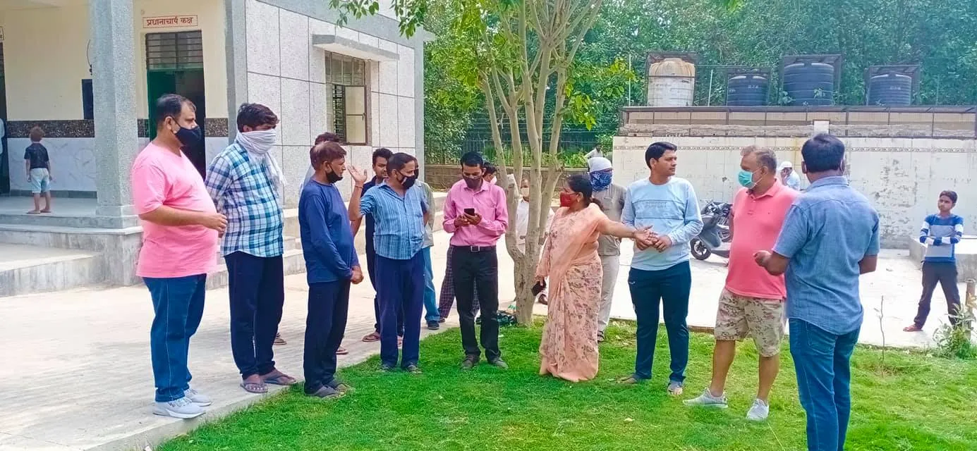 नगली राजापुर एमसीडी स्कूल में राशन किट वितरण — तस्वीर 18 में से 26