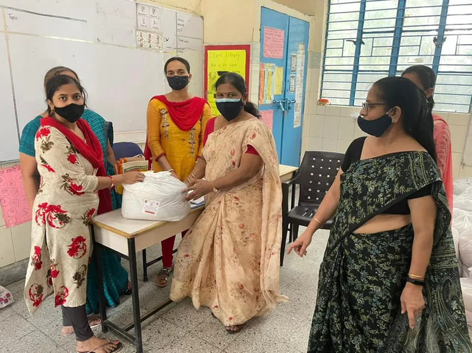 जीवन नगर एसडीएमसी स्कूल में बच्चों को राशन किट वितरण — तस्वीर 1 में से 19