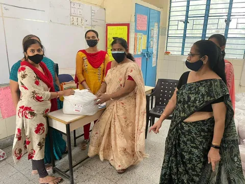 जीवन नगर एसडीएमसी स्कूल में बच्चों को राशन किट वितरण