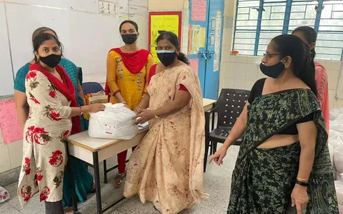जीवन नगर एसडीएमसी स्कूल में बच्चों को राशन किट वितरण