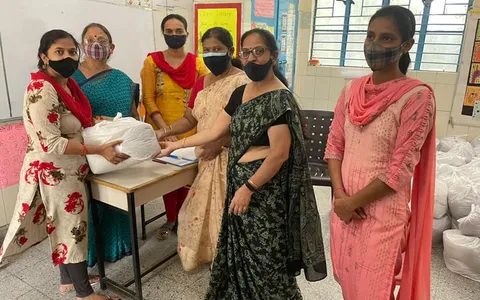 जीवन नगर एसडीएमसी स्कूल में बच्चों को राशन किट वितरण