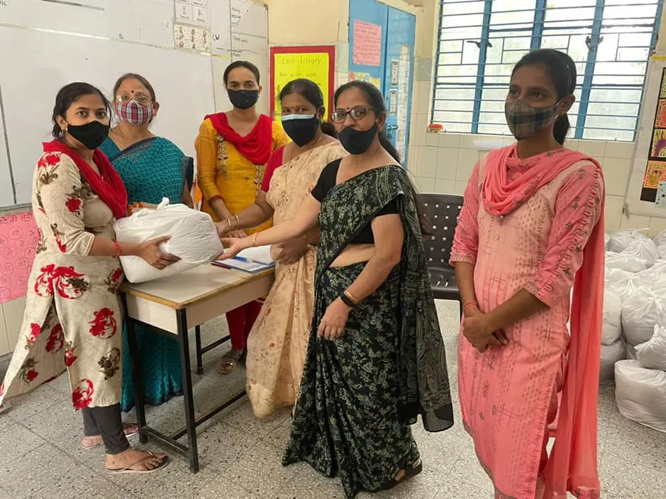 जीवन नगर एसडीएमसी स्कूल में बच्चों को राशन किट वितरण — तस्वीर 2 में से 19