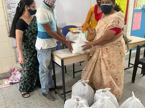 जीवन नगर एसडीएमसी स्कूल में बच्चों को राशन किट वितरण — 3