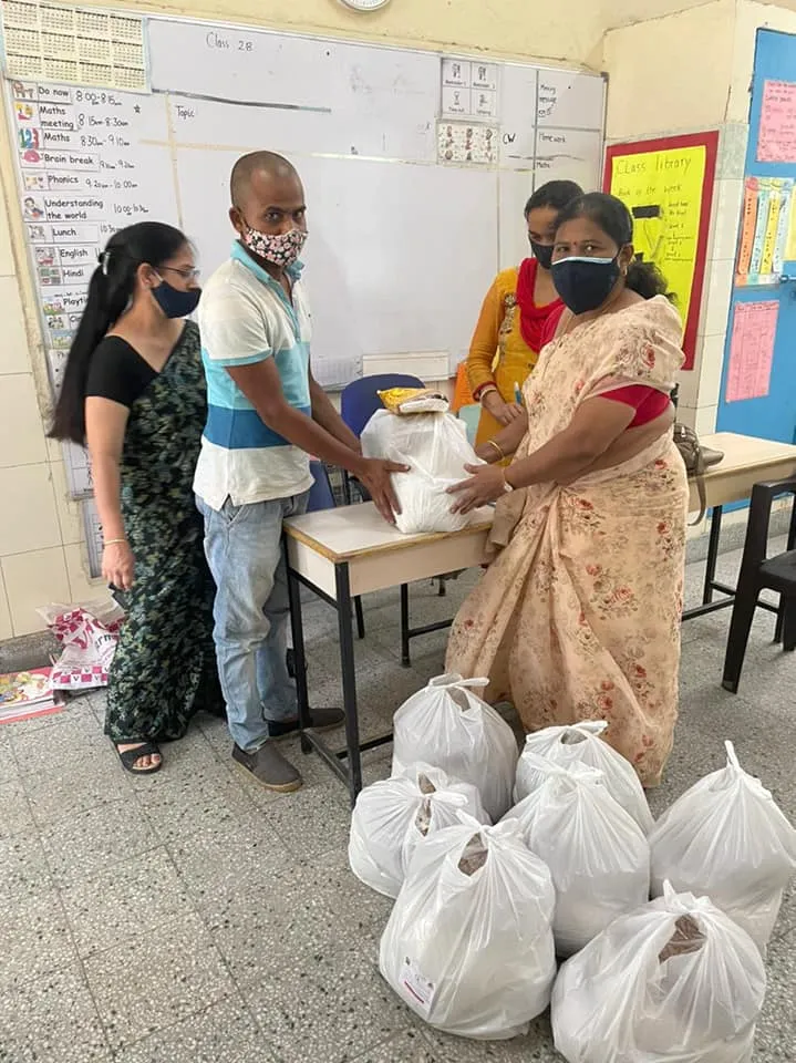 जीवन नगर एसडीएमसी स्कूल में बच्चों को राशन किट वितरण — तस्वीर 3 में से 19