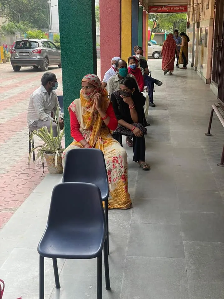जीवन नगर एसडीएमसी स्कूल में बच्चों को राशन किट वितरण — तस्वीर 4 में से 19