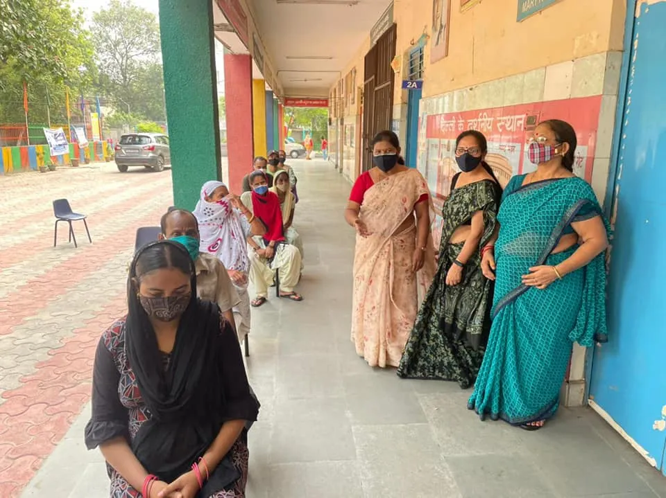 जीवन नगर एसडीएमसी स्कूल में बच्चों को राशन किट वितरण — तस्वीर 5 में से 19