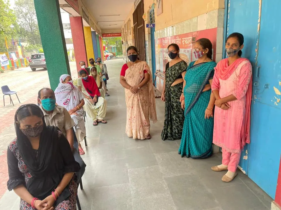 जीवन नगर एसडीएमसी स्कूल में बच्चों को राशन किट वितरण — तस्वीर 6 में से 19