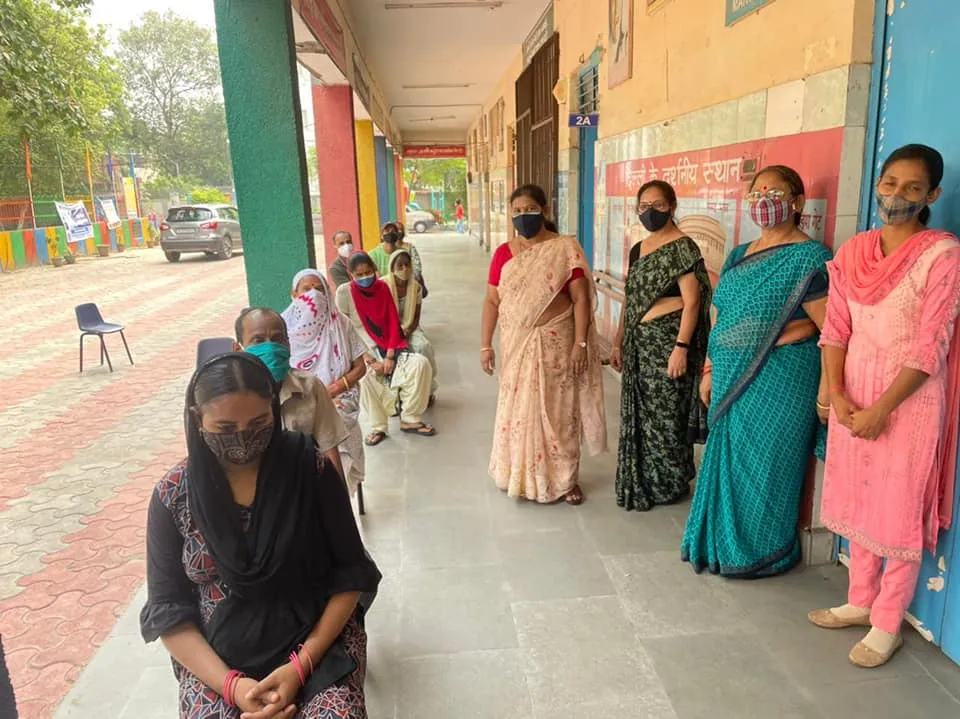 जीवन नगर एसडीएमसी स्कूल में बच्चों को राशन किट वितरण — तस्वीर 7 में से 19