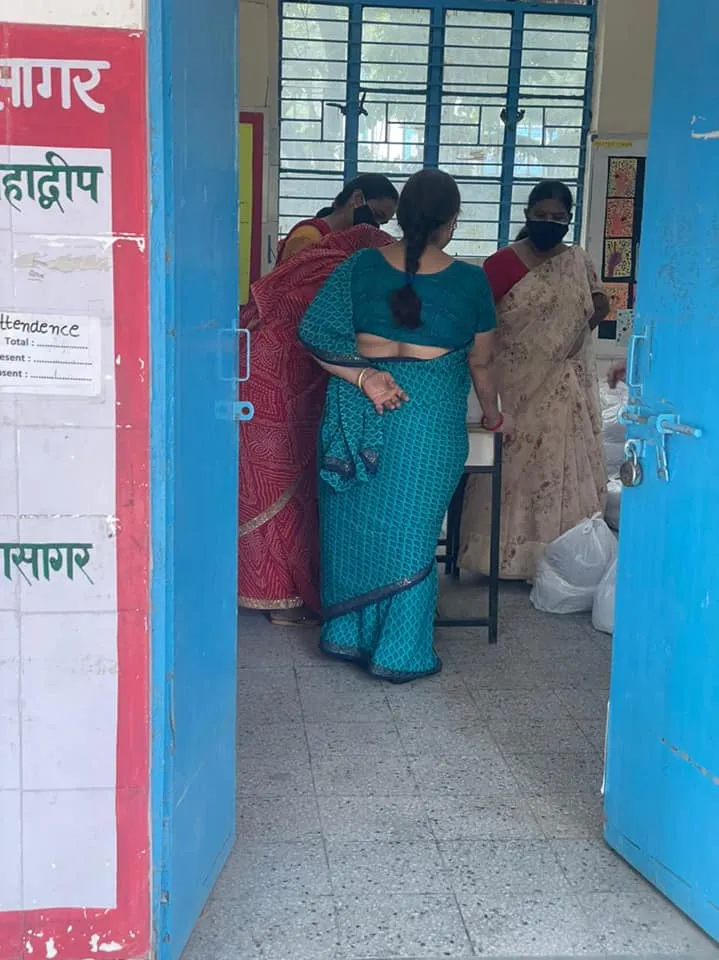 जीवन नगर एसडीएमसी स्कूल में बच्चों को राशन किट वितरण — तस्वीर 8 में से 19