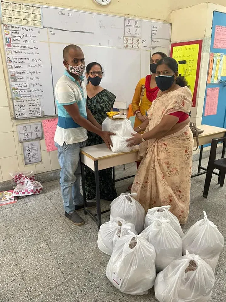 जीवन नगर एसडीएमसी स्कूल में बच्चों को राशन किट वितरण — तस्वीर 9 में से 19