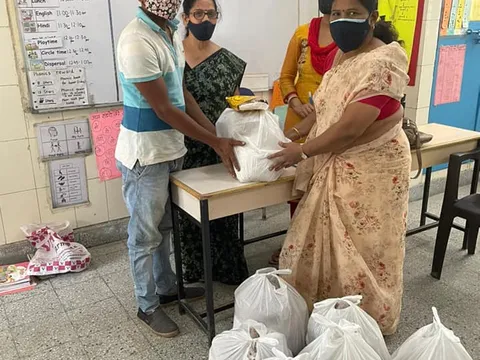 जीवन नगर एसडीएमसी स्कूल में बच्चों को राशन किट वितरण — 9