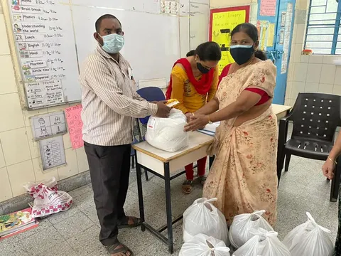 जीवन नगर एसडीएमसी स्कूल में बच्चों को राशन किट वितरण — 10