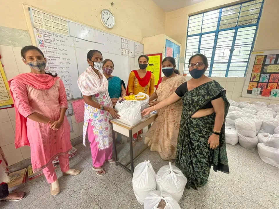 जीवन नगर एसडीएमसी स्कूल में बच्चों को राशन किट वितरण — तस्वीर 11 में से 19