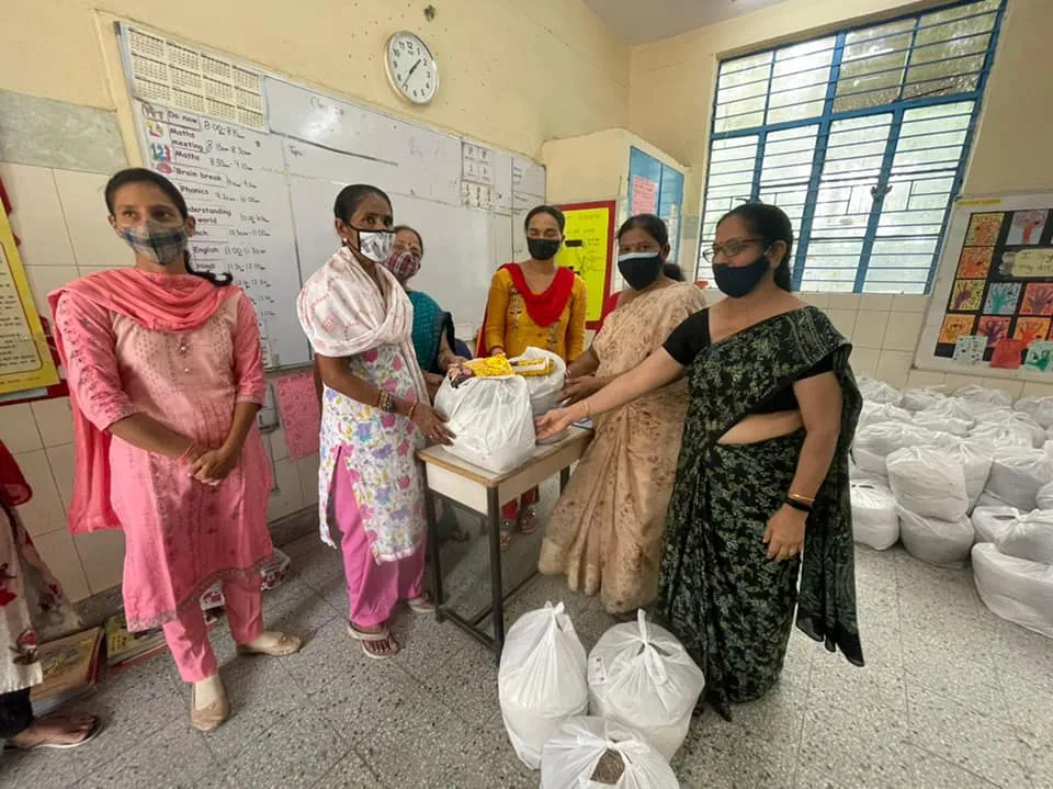 जीवन नगर एसडीएमसी स्कूल में बच्चों को राशन किट वितरण — तस्वीर 12 में से 19