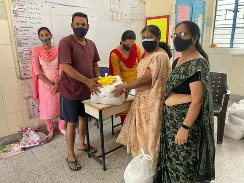 जीवन नगर एसडीएमसी स्कूल में बच्चों को राशन किट वितरण — 13