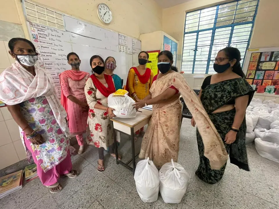 जीवन नगर एसडीएमसी स्कूल में बच्चों को राशन किट वितरण — तस्वीर 14 में से 19