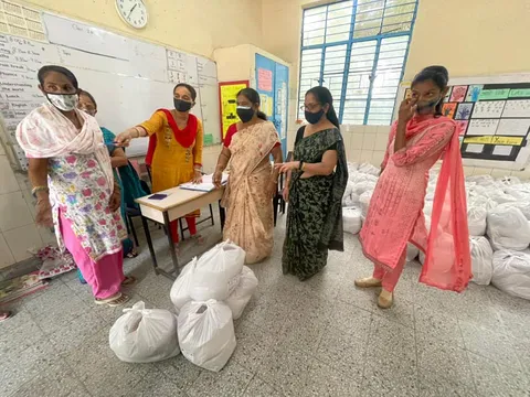 जीवन नगर एसडीएमसी स्कूल में बच्चों को राशन किट वितरण — 15