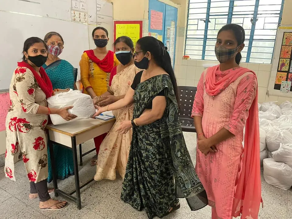 जीवन नगर एसडीएमसी स्कूल में बच्चों को राशन किट वितरण — तस्वीर 16 में से 19