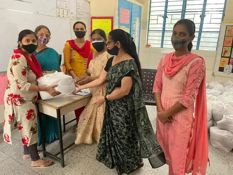 जीवन नगर एसडीएमसी स्कूल में बच्चों को राशन किट वितरण — 16