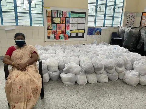 जीवन नगर एसडीएमसी स्कूल में बच्चों को राशन किट वितरण — 17