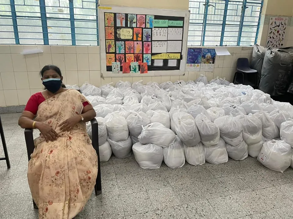 जीवन नगर एसडीएमसी स्कूल में बच्चों को राशन किट वितरण — तस्वीर 19 में से 19