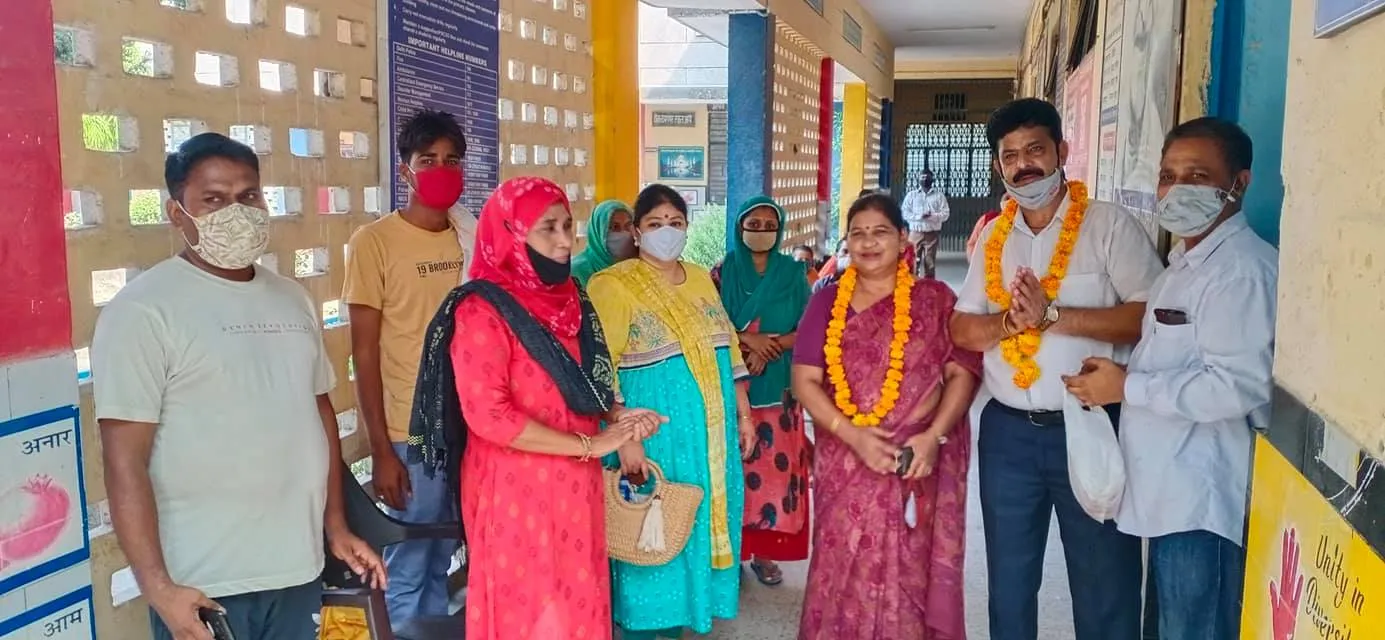 हरी नगर आश्रम प्राइमरी बाल विद्यालय में राशन किट वितरण — तस्वीर 3 में से 11