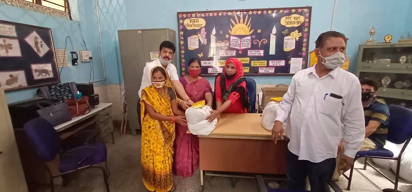 हरी नगर आश्रम प्राइमरी बाल विद्यालय में राशन किट वितरण — तस्वीर 7 में से 11