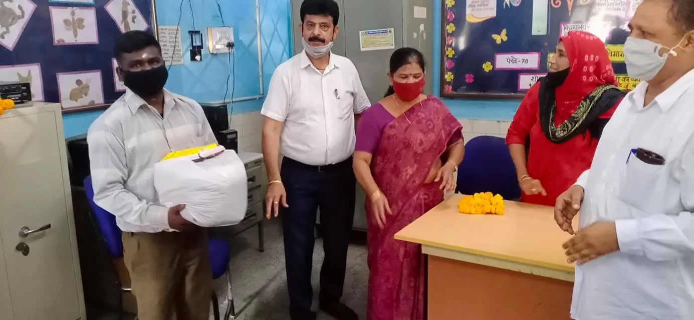 हरी नगर आश्रम प्राइमरी बाल विद्यालय में राशन किट वितरण — तस्वीर 9 में से 11