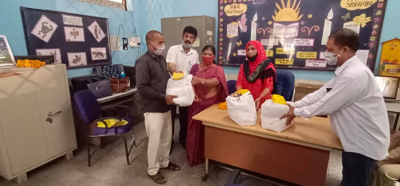 हरी नगर आश्रम प्राइमरी बाल विद्यालय में राशन किट वितरण — तस्वीर 11 में से 11