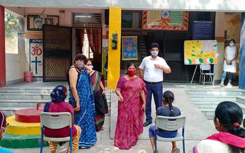 हरी नगर आश्रम, सब्ज़ी मंडी प्राइमरी कन्या विद्यालय में राशन किट वितरण
