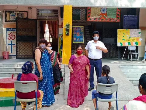 हरी नगर आश्रम, सब्ज़ी मंडी प्राइमरी कन्या विद्यालय में राशन किट वितरण