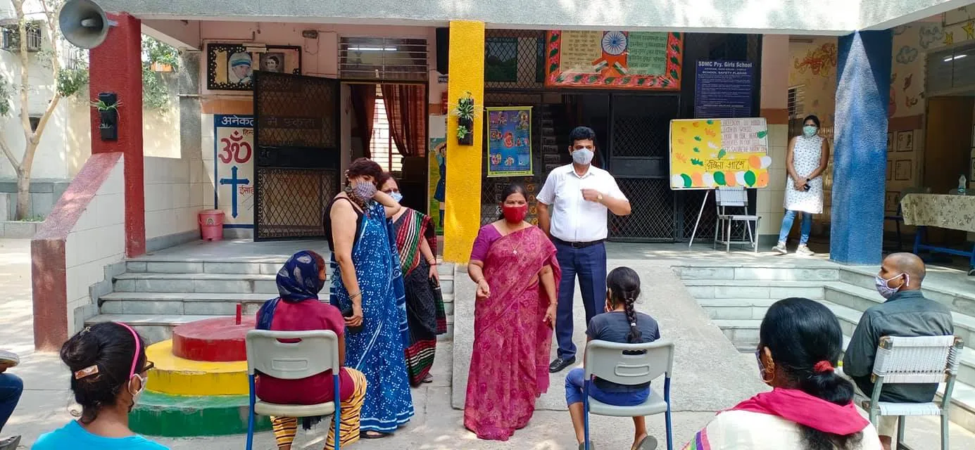 हरी नगर आश्रम, सब्ज़ी मंडी प्राइमरी कन्या विद्यालय में राशन किट वितरण — तस्वीर 1 में से 20
