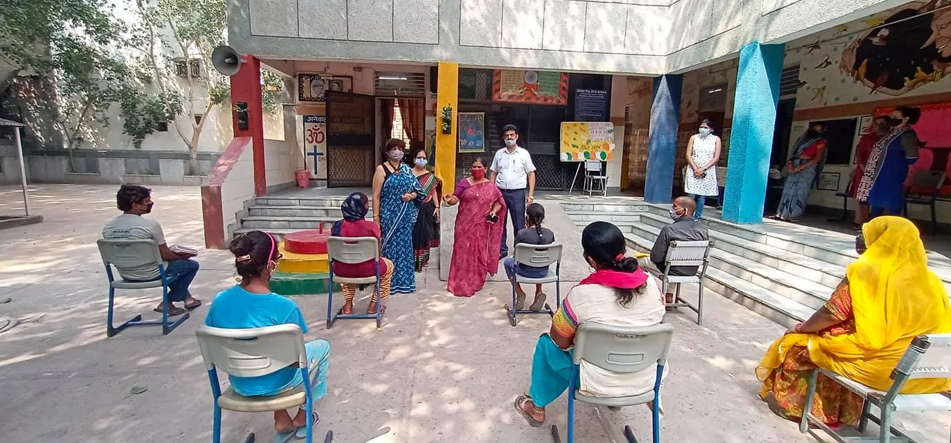 हरी नगर आश्रम, सब्ज़ी मंडी प्राइमरी कन्या विद्यालय में राशन किट वितरण — तस्वीर 2 में से 20