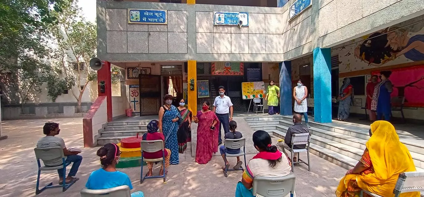 हरी नगर आश्रम, सब्ज़ी मंडी प्राइमरी कन्या विद्यालय में राशन किट वितरण — तस्वीर 3 में से 20