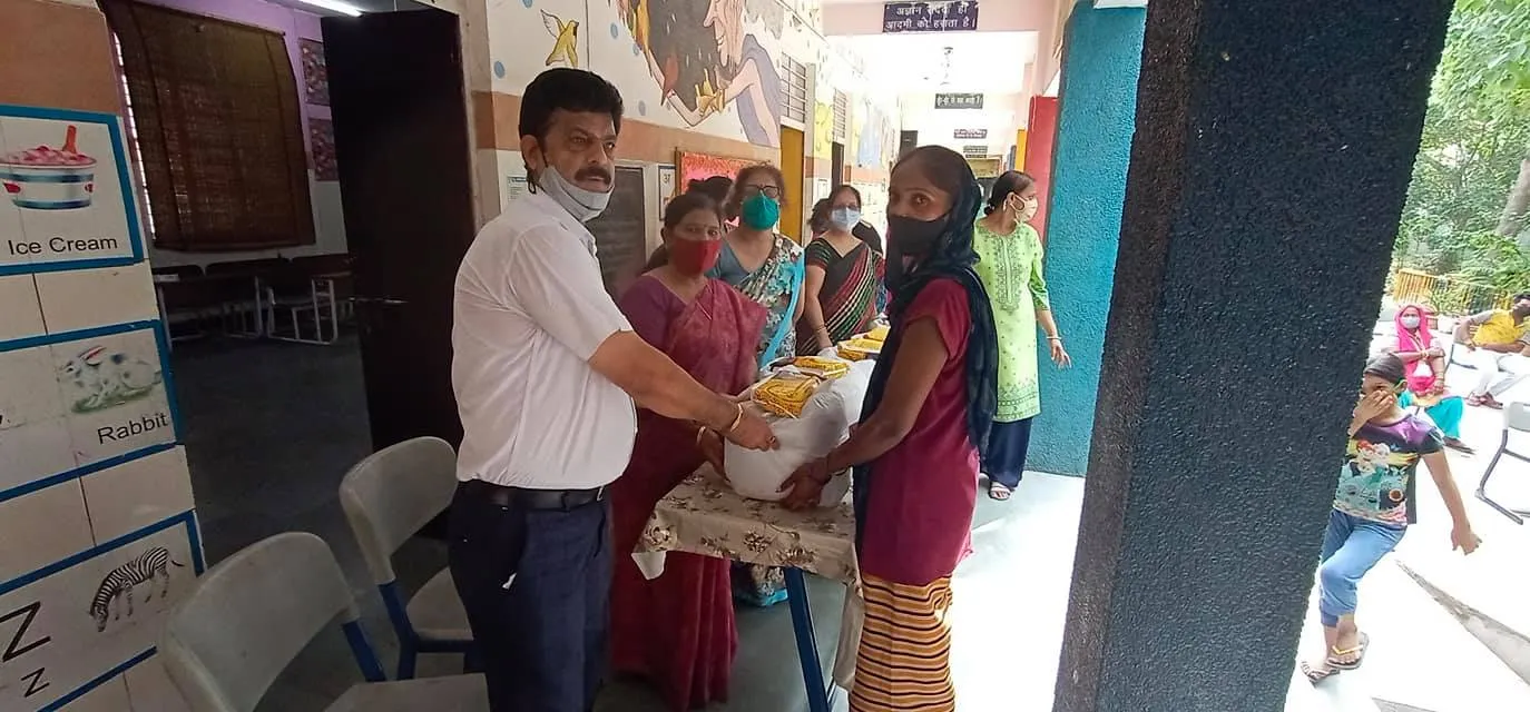 हरी नगर आश्रम, सब्ज़ी मंडी प्राइमरी कन्या विद्यालय में राशन किट वितरण — तस्वीर 7 में से 20