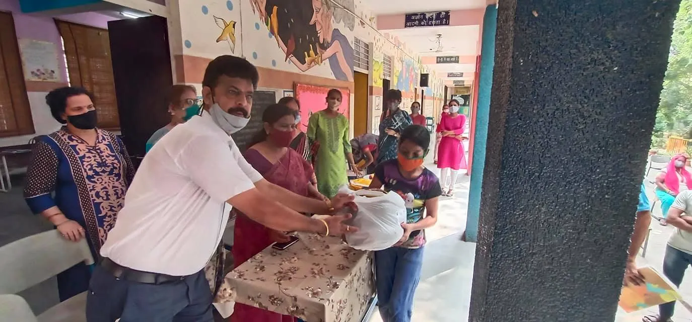 हरी नगर आश्रम, सब्ज़ी मंडी प्राइमरी कन्या विद्यालय में राशन किट वितरण — तस्वीर 8 में से 20