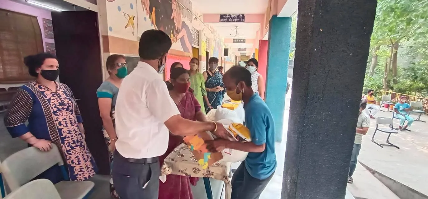 हरी नगर आश्रम, सब्ज़ी मंडी प्राइमरी कन्या विद्यालय में राशन किट वितरण — तस्वीर 9 में से 20